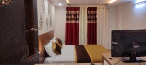 Habitación de hotel con cama y TV en Happy Vibes Nest-studio flat, en Vānivilāsa Puram