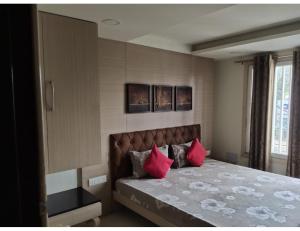 Dhār的住宿－Hotel Shivaay, Dhar，一间卧室配有一张带两个红色枕头的床