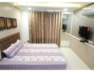 Dhār的住宿－Hotel Shivaay, Dhar，一间卧室配有两张床和电视。