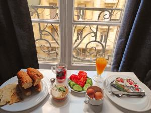 una mesa con dos platos de comida y una ventana en Travelers House, en El Cairo