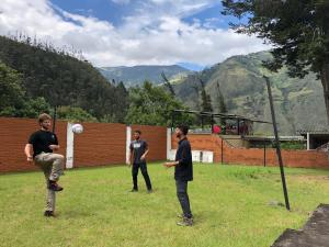 een groep mannen die een spelletje frisbee spelen bij Mountain Chalet - Tungurahua Hot Springs/Aguas Termales in Baños