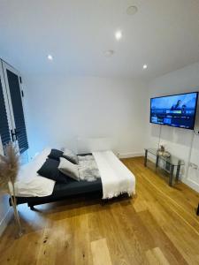 Cama ou camas em um quarto em Snug and cosy 2 bed apartment with Free Parking - Croydon