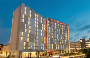 een weergave van het Hampton Inn Suites hotel bij Leonardo Royal Hotel Venice Mestre in Mestre