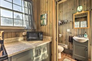 Baðherbergi á Killingly Barnyard Studio in Wine Country!