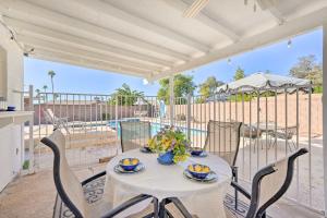 - une table et des chaises sur une terrasse avec piscine dans l'établissement Pet-Friendly Phoenix Home with Private Pool and Grill!, à Phoenix