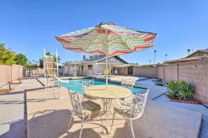 - une table et des chaises avec un parasol à côté de la piscine dans l'établissement Pet-Friendly Phoenix Home with Private Pool and Grill!, à Phoenix