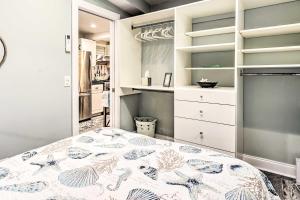 een slaapkamer met een bed en een inloopkast bij Belmar Cottage with Deck and Fire Pit! in Belmar