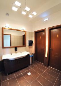 ニドリにあるDionysos Luxury Apartmentsのバスルーム(洗面台、鏡付)