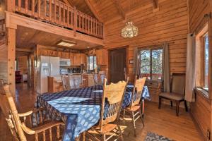 ein Esszimmer mit Tisch und Stühlen in einer Hütte in der Unterkunft Cripple Creek Escape with Deck and Mountain Views! in Cripple Creek