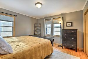 una camera con letto, cassettiera e finestre di Minneapolis Vacation Rental By Lake Harriet! a Minneapolis