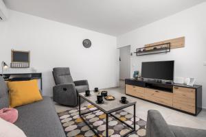 Televízia a/alebo spoločenská miestnosť v ubytovaní Apartman Arba