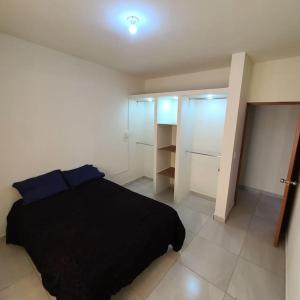 - une chambre avec un lit noir et un placard dans l'établissement Casa entera nueva, à Hidalgo del Parral