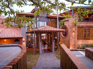 a house with a pathway leading to the front door at Buzios Espiritualidade Hotel in Búzios