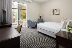 um quarto de hotel com uma cama e uma televisão em Toll House Hotel Los Gatos em Los Gatos