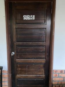 eine Holztür mit dem Wort Spam drauf in der Unterkunft Pondok Muara Chalet in Pantai Cenang