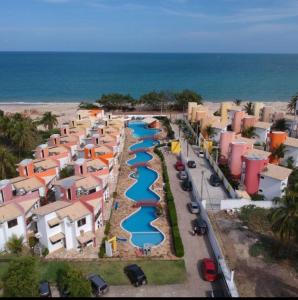 an aerial view of a water park next to the beach at Paraiso de Maracajau in Maracajaú