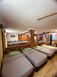 una habitación con filas de camas en una habitación en Pondok Muara Chalet, en Pantai Cenang