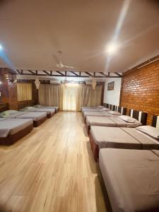 Cette grande chambre comprend des rangées de lits. dans l'établissement Pondok Muara Chalet, à Pantai Cenang