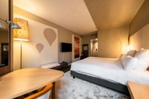 Postel nebo postele na pokoji v ubytování Mercure Grenoble Meylan + 37 fotografií