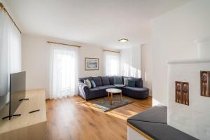 een woonkamer met een bank en een tafel bij Apartments Gasser in Rasun di Sopra