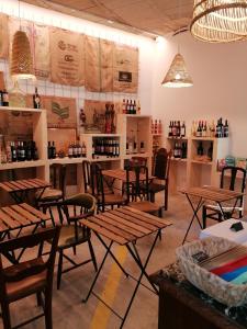 un restaurante con mesas de madera y sillas en una habitación en Filoses 18A, en Valldemossa