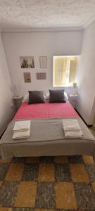 1 dormitorio con 1 cama grande con sábanas rojas en Casa Gracia en Sacedón