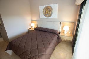 ein Schlafzimmer mit einem großen Bett mit zwei Lampen in der Unterkunft Destino Deluxe Penthouse Valle del Este in Vera
