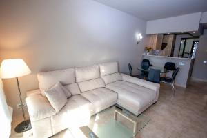 sala de estar con sofá blanco y mesa en Destino Deluxe Penthouse Valle del Este, en Vera
