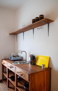 - une cuisine avec un comptoir en bois et un évier dans l'établissement Nebo Apartments Paje, à Paje