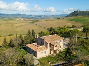 una vista aérea de una casa en un campo en Casale Stabbiatelli by VacaVilla, en Montenero