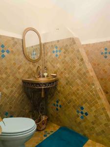 ein Badezimmer mit Toilette und Waschbecken in der Unterkunft Jolie petit Riyad avec piscine belle terrasse wifi in Marrakesch + 14 Fotos