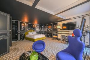 ein Hotelzimmer mit einem Bett und einem TV in der Unterkunft Au Coeur de Saint Germain des près (Montana3) in Paris