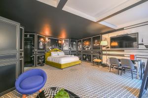 Schlafzimmer mit einem Bett und einem Flachbild-TV in der Unterkunft Au Coeur de Saint Germain des près (Montana3) in Paris