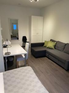 Lapin Satu في بوسيو: غرفة معيشة مع أريكة وطاولة