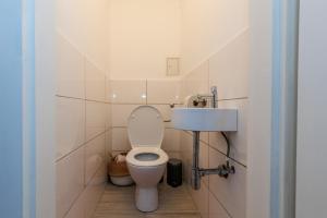 y baño con aseo y lavamanos. en Cosy brand new Apartment, en Viena