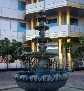 una fuente de agua frente a un edificio en Address Sharurah Hotel en Sharurah