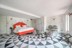 Schlafzimmer mit einem Bett, einem Tisch und Stühlen in der Unterkunft Magic suite in Saint Germain des Près (Montana5) in Paris