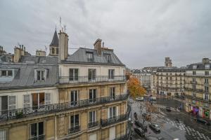 Blick auf eine Stadt mit Gebäuden und einer Straße in der Unterkunft Magic suite in Saint Germain des Près (Montana5) in Paris
