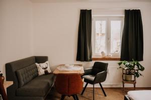 uma sala de estar com um sofá e uma mesa em Wohnung Hochalm em Lenggries
