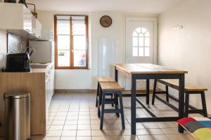 cocina con mesa, sillas y barra en Maison 'Millésime' spacieuse et confortable, en Hautvillers