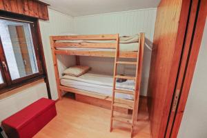 a room with two bunk beds in a room at Magnifique appartement centré in Crans-Montana