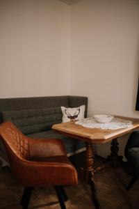 een tafel en een stoel met een kom erop bij Wohnung Hochalm in Lenggries
