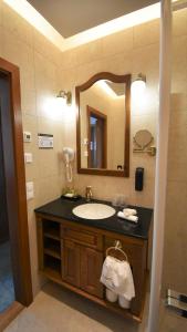 y baño con lavabo y espejo. en Hungarikum Hotel, en Lakitelek