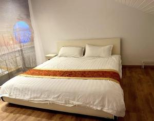 Ένα ή περισσότερα κρεβάτια σε δωμάτιο στο Train Fans Guesthouse