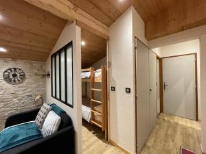 サモエンヌにあるレジドンス ラ クールの小さな客室で、ベッド1台と二段ベッド1組が備わります。