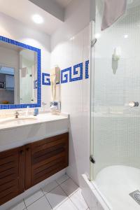 y baño con lavabo y ducha. en Zenitude Hôtel-Résidences Le Cannet en Le Cannet