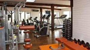 um ginásio com muito equipamento cardiovascular numa sala em Linda Bay Beach & Resort Studio 304 em Mar de las Pampas