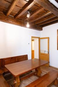 einen Holztisch in einem Zimmer mit Holzdecke in der Unterkunft Sweet Apartment Near Piazza Pitti in Florenz