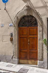 eine Holztür an der Seite eines Gebäudes in der Unterkunft Sweet Apartment Near Piazza Pitti in Florenz