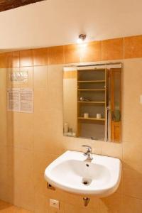 ein Bad mit einem Waschbecken und einem Spiegel in der Unterkunft Sweet Apartment Near Piazza Pitti in Florenz